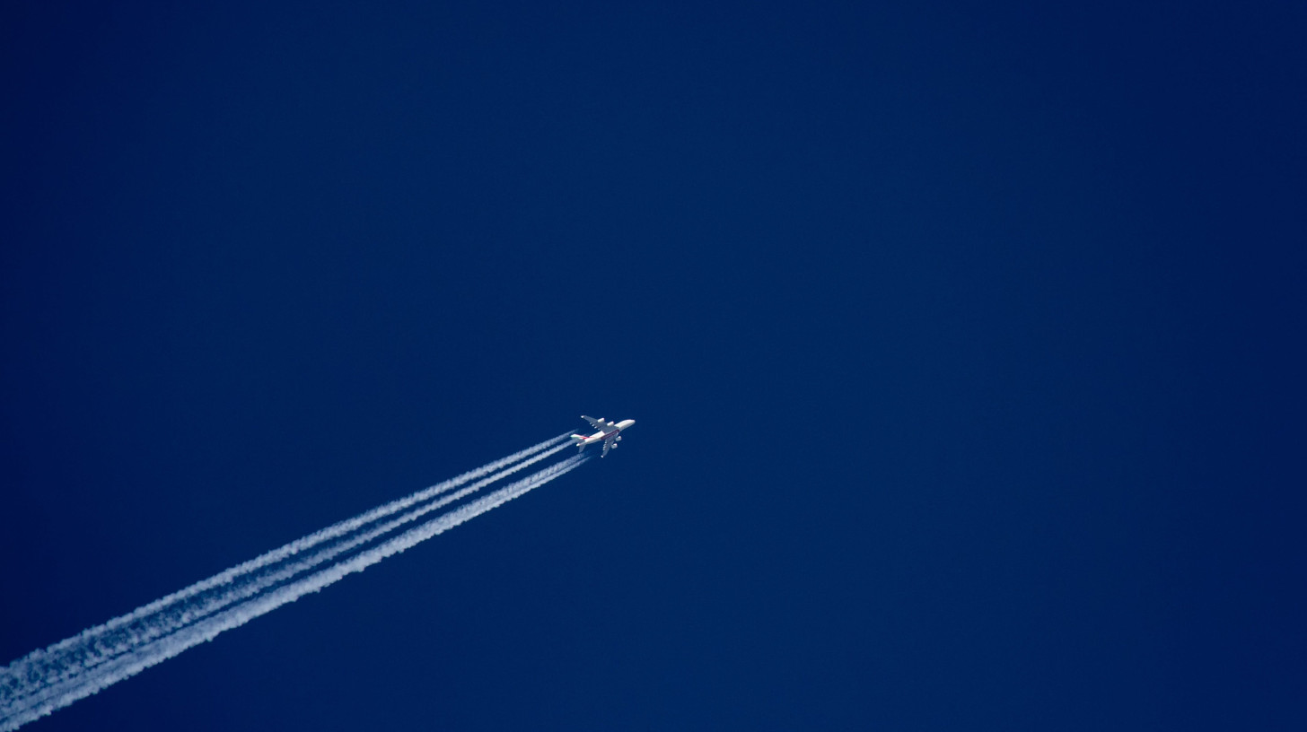 Fly-carbon-neutral-jet-contrails-blue-sky