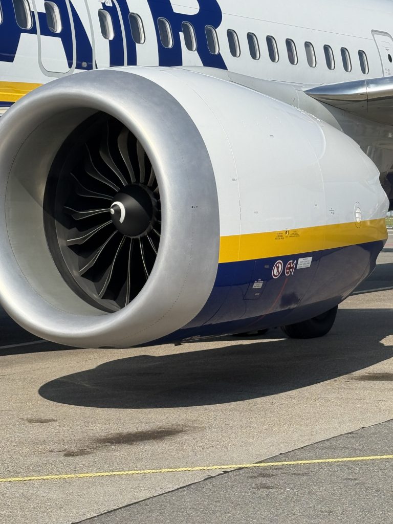 Dublin Schiphol Airport plane spotting-Ryanair-B737-engine