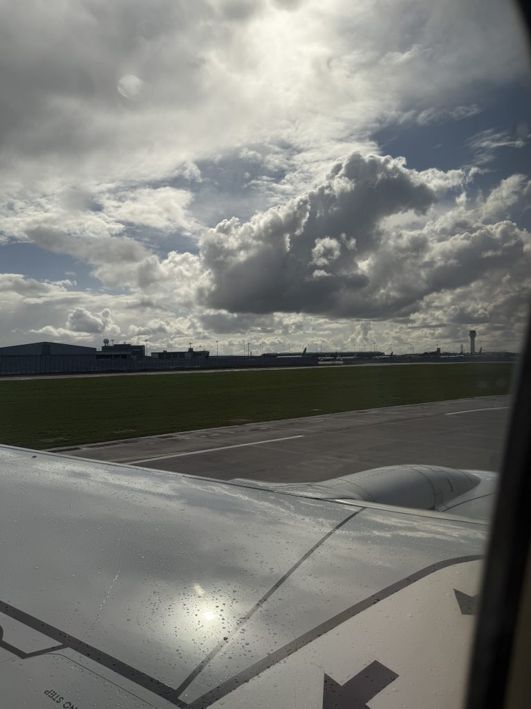 Dublin Schiphol Airport plane spotting-B737-wing-view