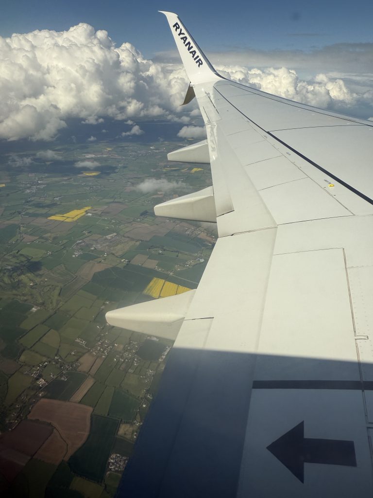 Dublin Schiphol Airport plane spotting-B737-wing-view