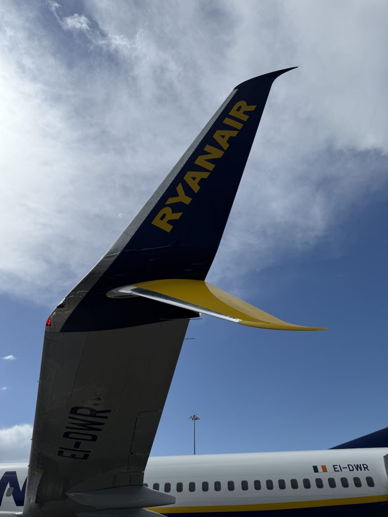 Dublin Schiphol Airport plane spotting-B737-winglet